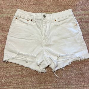 White Levi’s high rise shorts